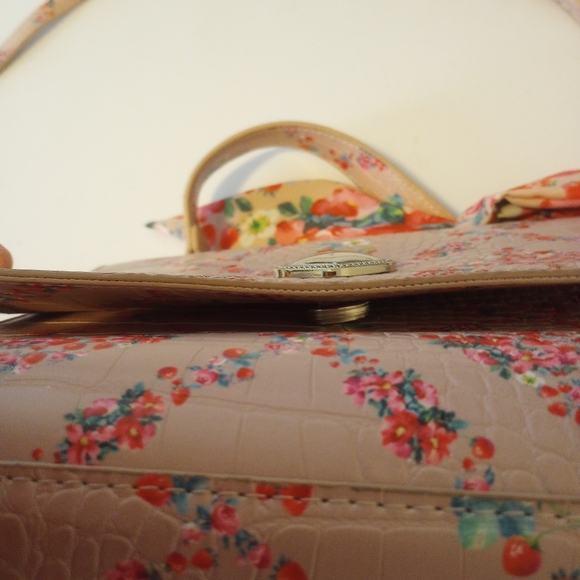 Adorable Betsey Johnson purse - Picture 6 of 6